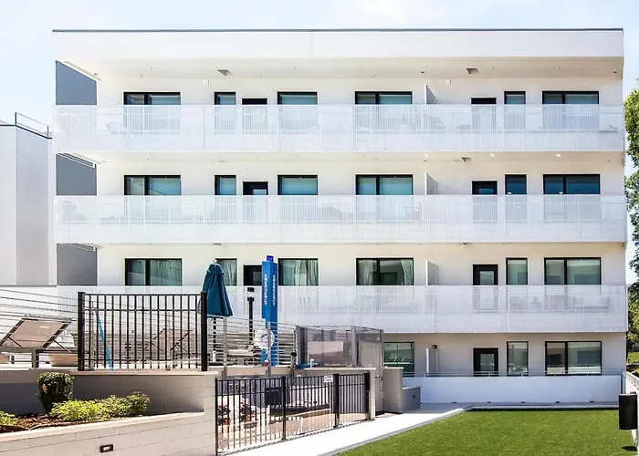 Gulch Located With 4 Beds, Pool, Private Patio And Secure Parking